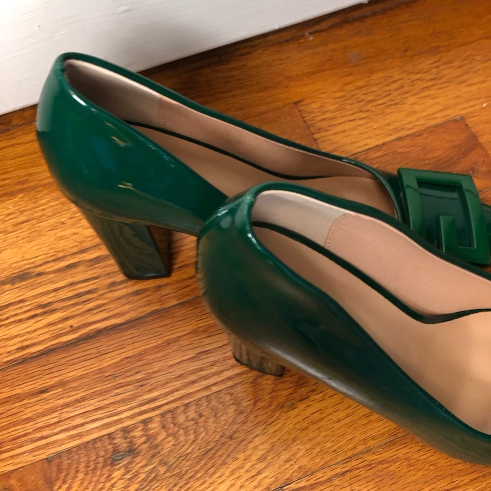 Elegant Green Patent Leather Pumps - Picture 2 of 5
